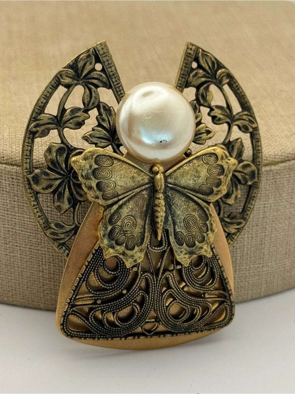 Jane davis angel of love brooch Signed 1996